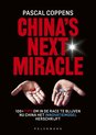 Boekomslag 'China's Next Miracle' met de tekst 'Pascal Coppens' en '100+ TIPS OM IN DE RACE TE BLIJVEN NU CHINA HET INNOVATIEMODEL HERSCHRIJFT'. Twee handen houden rode en blauwe pillen vast.