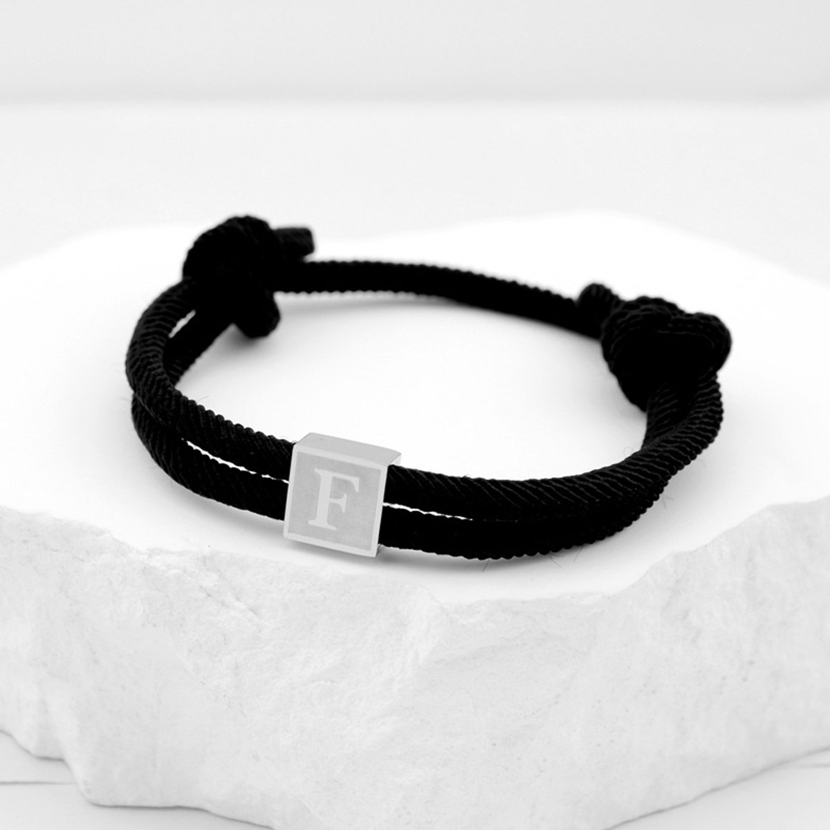 Handgeweven armband met hanger van roestvrij staal, letterarmband, zwarte gevlochten armband, verstelbaar, letter F