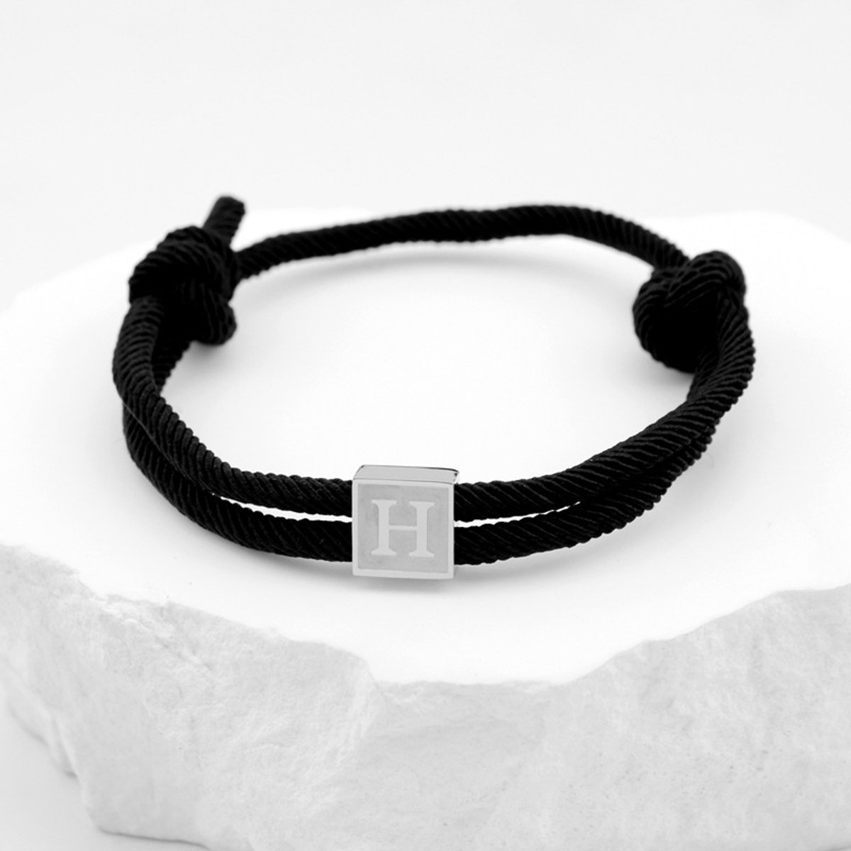 Handgeweven armband met hanger van roestvrij staal, letterarmband, zwarte gevlochten armband, verstelbaar, letter H