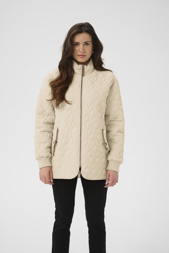 Model draagt een beige gewatteerde jas met ruitpatroon, staande kraag en rits.