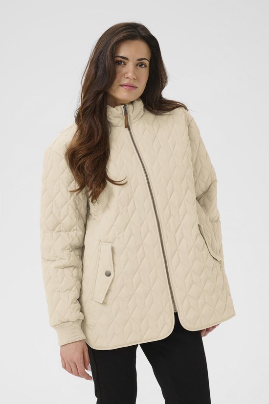 Close-up van een model dat een beige gewatteerde jas met ruitpatroon draagt.