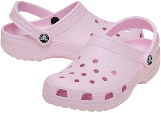 Twee lichtroze Crocs Classic instappers met draagband en perforaties.