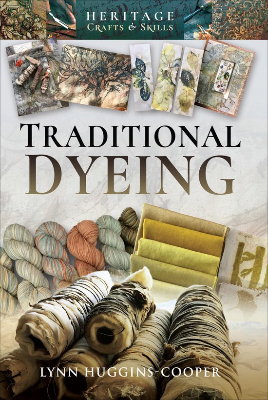 Boekomslag: 'Traditional Dyeing' met bundels wol, stofstalen in groen en geel, en gedroogde bladeren op papier.