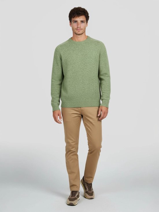 Man met lichtgroene trui en lichtbruine chino broek.