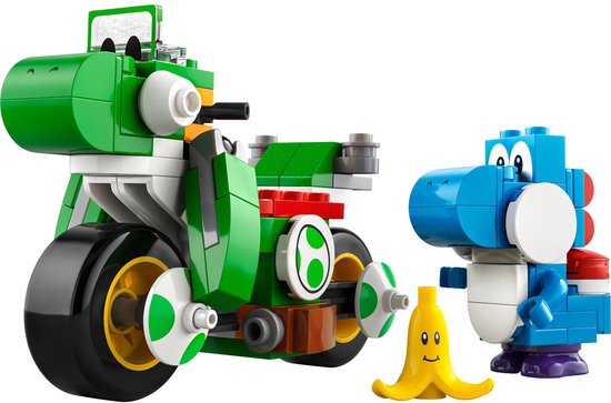Een groene Lego-motor met een zittende blauwe Yoshi en een losse gele banaan ernaast.