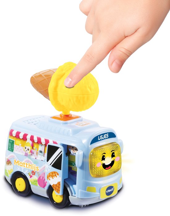 Lichtblauwe VTech ijsjeswagen met gele ijsjes en bruine hoorn bovenop. De voorkant heeft een gezichtje. Een vinger duwt op de bovenkant.