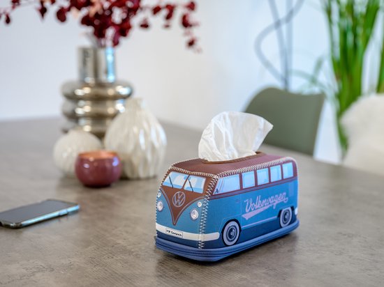 Blauwe Volkswagen T1 Bulli bus tissuebox op een tafel, met bruine details, Volkswagen logo en 'Volkswagen' opschrift.