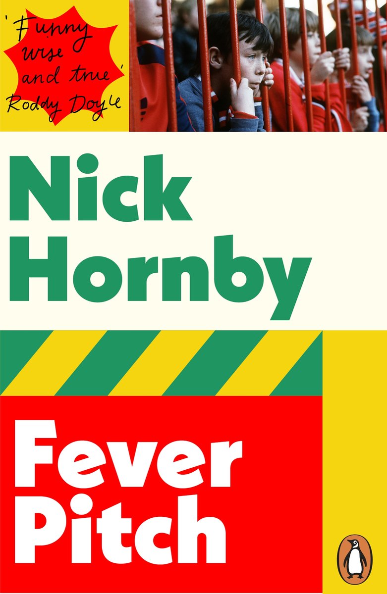 Boekomslag van 'Fever Pitch' van Nick Hornby. Bovenin een foto van jongens achter hekken, met de tekst 'Funny wise and true Roddy Doyle'. De titel 'Fever Pitch' staat groot in rode letters op een gele achtergrond met groene en gele strepen.