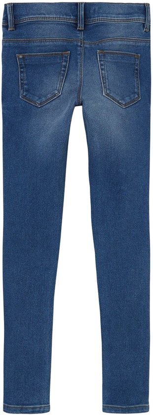 Achterkant van een blauwe skinny jeans met vijf zakken en een knoop- en ritssluiting.