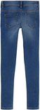 Achterkant van een blauwe skinny jeans met vijf zakken en een knoop- en ritssluiting.