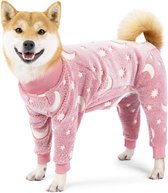 Roze hondenpyjama met maan- en sterrenprint. Zachte fleece stof met lange mouwen.