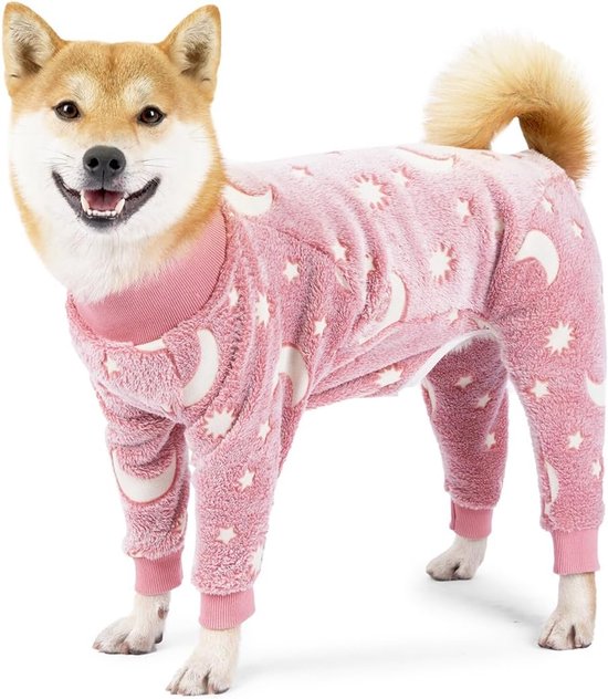Roze hondenpyjama met maan- en sterrenprint. Zachte fleece stof met lange mouwen.