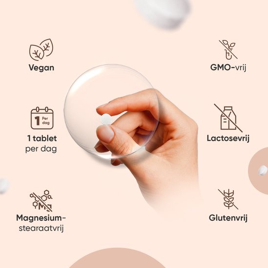 Een hand die een kleine witte tablet op een glazen schijf vasthoudt. Ernaast staan iconen voor 'Vegan', 'GMO-vrij', '1 tablet per dag', 'Lactosevrij', 'Magnesiumstearaatvrij' en 'Glutenvrij'.