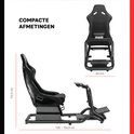 Zwart racesimulator frame met kuipstoel, afmetingen 112,5 cm hoog en 128-154,5 cm lang. Compacte afmetingen.