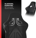 Close-up van een zwarte kuipstoel met stoffen bekleding en uitsparingen voor harnassen.