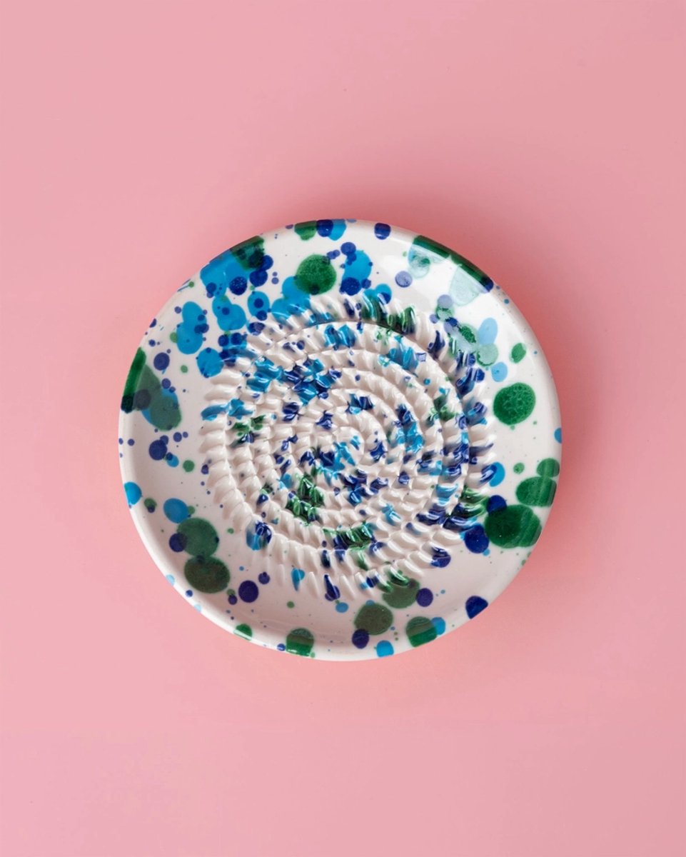 Rasp Bordje Groen Blauw Gestipt - Rasp Schaaltje - Knoflook Rasp - Gember Rasp -Chocolade - Kookliefhebber - Amber Blokjes - Fairtrade - Handmade - Keramisch - Raspen - Schaven - Vegan - Vintage