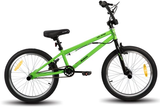 Groene kinder BMX fiets met zwarte zadel en banden, staand op witte achtergrond.
