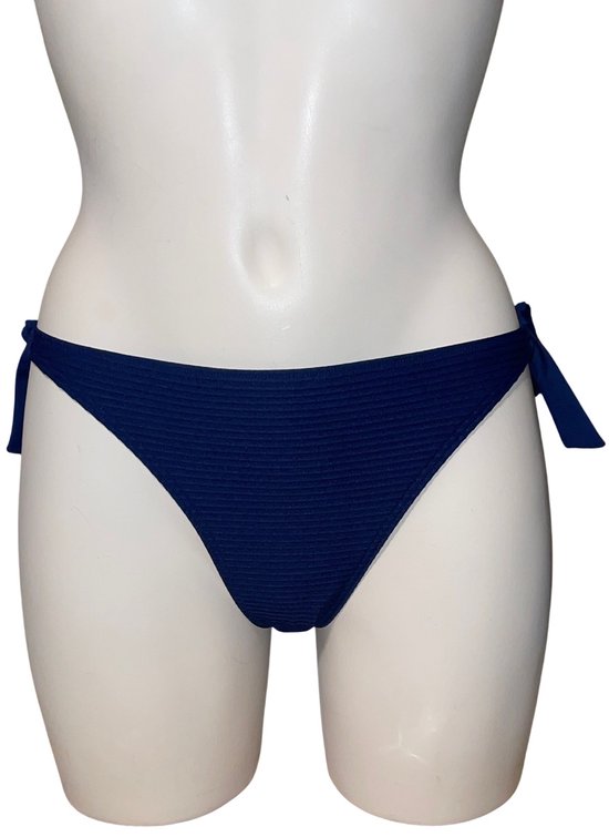 Donkerblauwe bikinislip met gestructureerde stof en strikdetails aan de zijkanten.