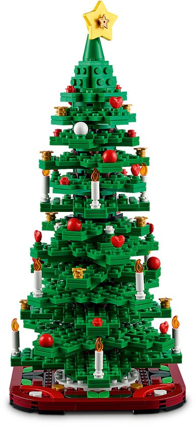 Sapin de Noël LEGO vert orné de boules rouges, de bougies et d'une étoile dorée.