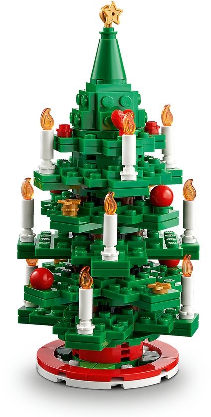 Petit sapin de Noël LEGO vert avec des ornements rouges et des bougies.