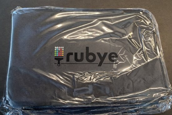 Boîte de rangement noire fermée pour diamants, emballée dans du plastique. Logo 'rubye' visible.