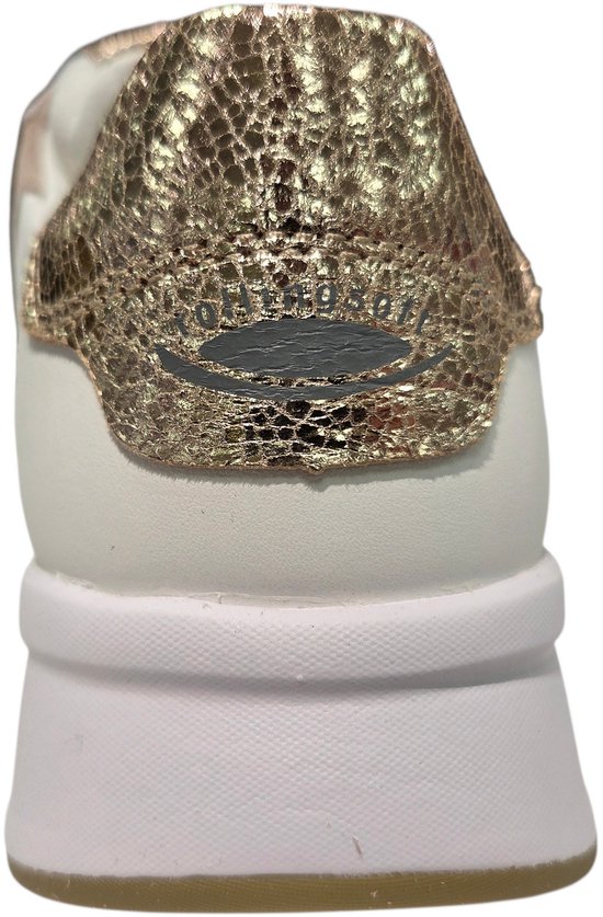 Achterkant van een witte sneaker met een goudkleurige, glinsterende hielkap met reptielenprint.