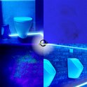 Collage van beelden in blauw licht: toilet, urinoir, bakstenen muur, vloer met vlekken, toiletpapier met vlekken.