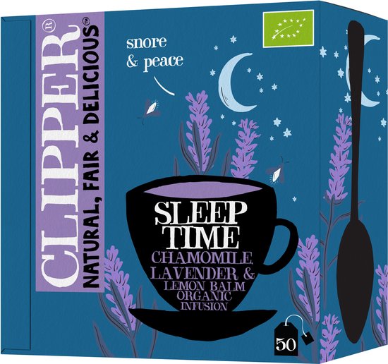 Clipper Sleep Time thee: biologische kamille, lavendel & citroenmelisse infusie. Blauwe doos met lavendel, een maan en een theekopje.