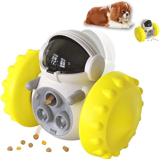 Witte robot speelgoed met grote gele wielen, dat hondenvoer verspreidt. Een hond kijkt toe.