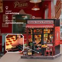 Miniatuur pizzeria met LED-verlichting bediend met een aanraakschakelaar.