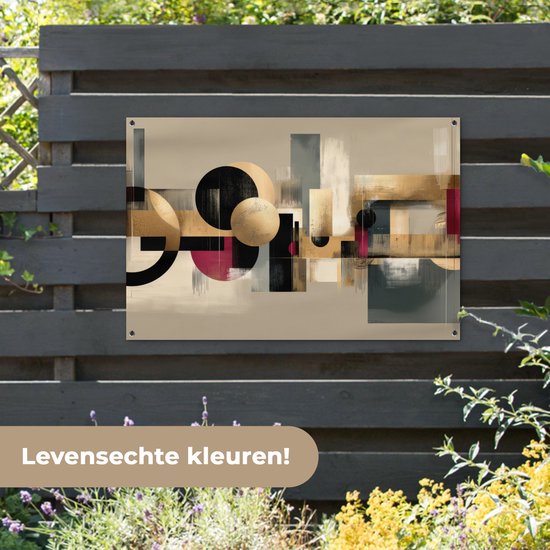 Poster de jardin abstraite 120x80 cm avec formes dorées, beiges, noires et rouges, suspendue à une clôture grise.