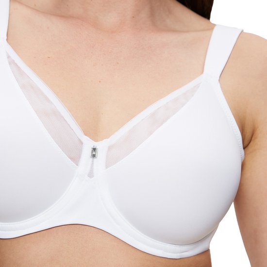 Detail van de witte Triumph beha met mesh inzetstukken op de cups en een klein grijs logo.