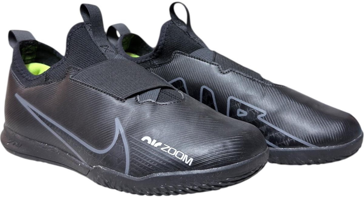 Zwarte Nike Jr. Zoom Mercurial Vapor 15 Academy IC voetbalschoenen met dubbele bandjes en gripzool, maat 38.