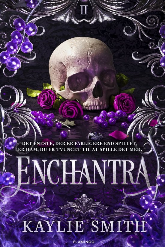 Couverture de livre avec un crâne, des roses violettes, des raisins et des ornements. Titre : Enchantra Kaylie Smith.