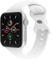 Wit siliconen bandje om een Apple Watch, met een eenvoudige pin-sluiting.