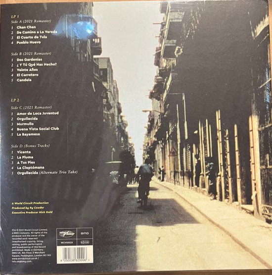 Achterkant van de vinylhoes met een straatbeeld van Havana en een tracklist.