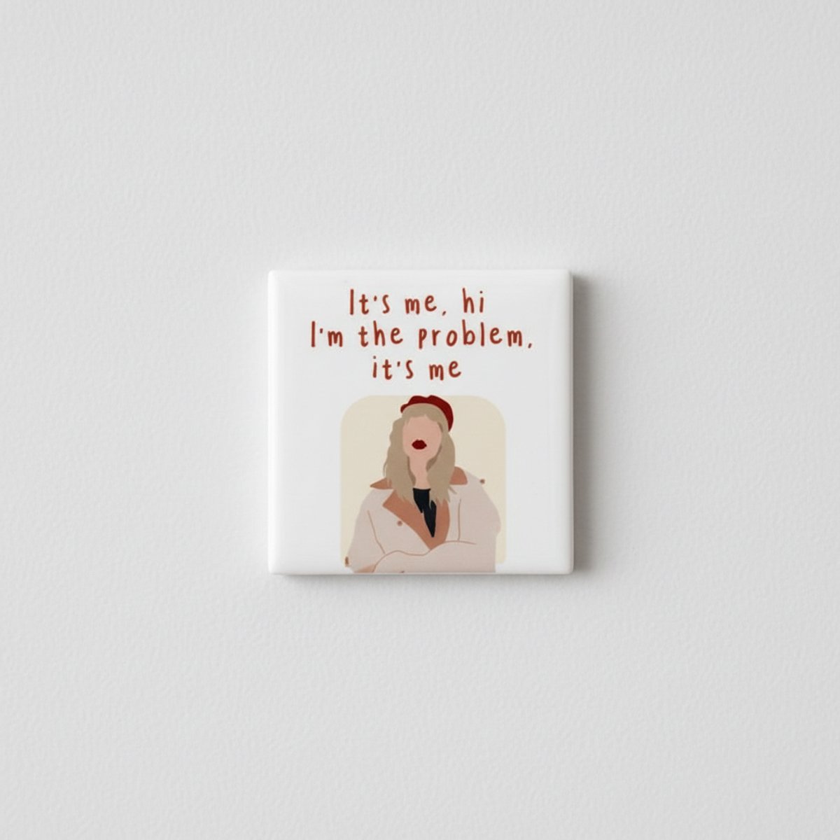 Nevolis “It’s Me, Hi, I’m the Problem” Keramische Tegel met Minimalistische Illustratie – Grappige Popcultuur Quote Wanddecoratie – 15 × 15 cm Multi Color