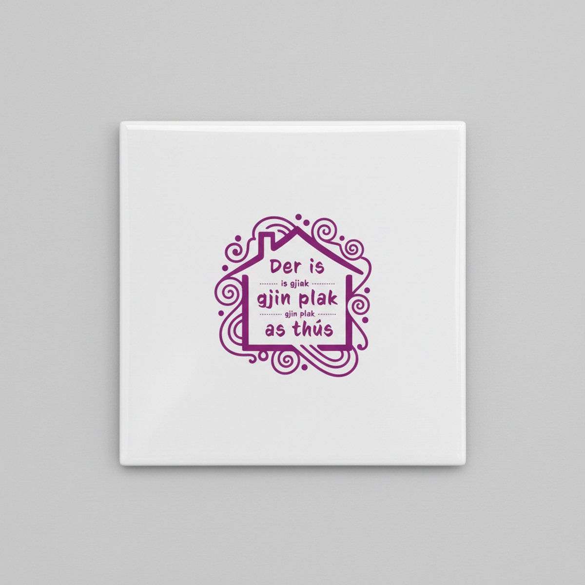 Nevolis Friese Quote Tegel 15×15 cm – “Der is gjin plak as thús” Woondecoratie – Stijlvolle Paarse Design Cadeautegel Multi Color