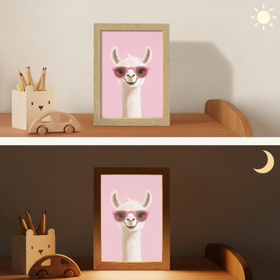 Nachtlampje 15x20 cm - Kinder lampje - Lama - Zonnebril - Roze - Tafellamp kinderkamer - Slaapkamer lamp - Bedlamp kinderen - Kinderlampje stopcontact - Wandlamp babykamer - Nachtlampjes van OnlyWow — afbeelding 4