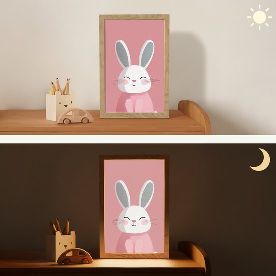 Nachtlampje 20x30 cm - Kinder lampje - Illustratie - Konijn - Roze - Minimalistisch - Tafellamp kinderkamer - Slaapkamer lamp - Bedlamp kinderen - Kinderlampje stopcontact - Wandlamp babykamer - Nachtlampjes van OnlyWow — afbeelding 4