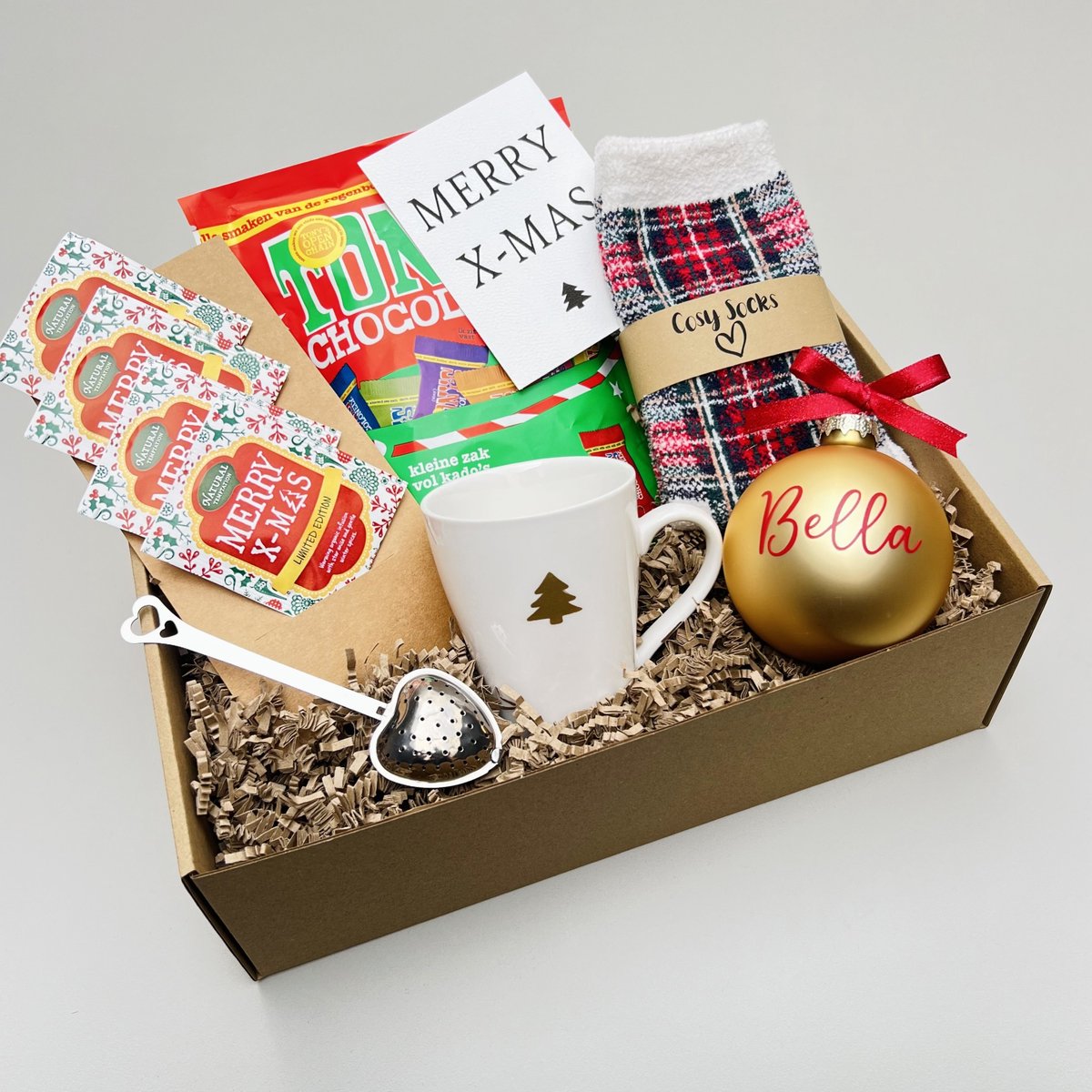 Kerst theepakket met naam – luxe kerstcadeau – kerstbal met naam, mok, kerstsokken, Hartvormige RVS thee-infuser, Tiny Tony's & thee - verwenpakket - theegeschenk - ontspanning cadeau