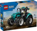 Doos van LEGO City Tractor 60498 met tractor in een veld.