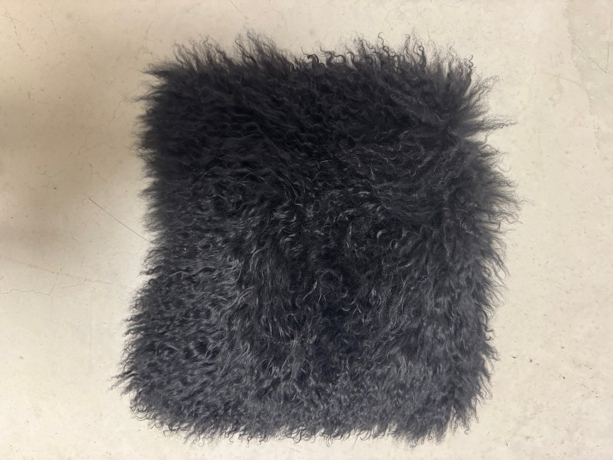 Tibetaans lamsvacht kussen zwart