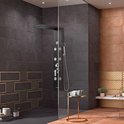 Zwart douchepaneel in een luxe badkamer met donkere en koperkleurige tegels.