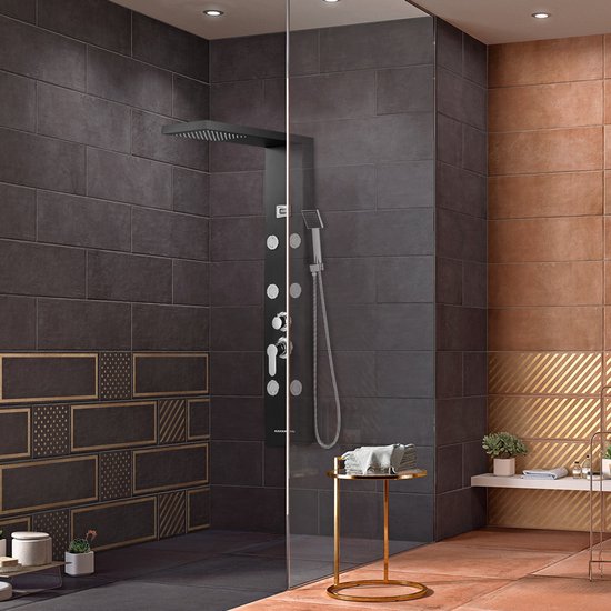 Zwart douchepaneel in een luxe badkamer met donkere en koperkleurige tegels.
