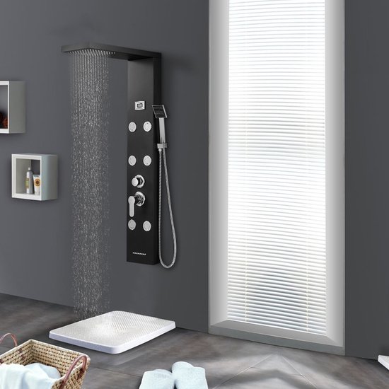 Zwart douchepaneel in gebruik met regendouche en handdouche, in moderne badkamer.