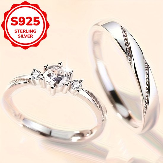 S925 sterling zilveren ring met drie zirkonia's, naast een gladde trouwring met gedetailleerde zijkanten.