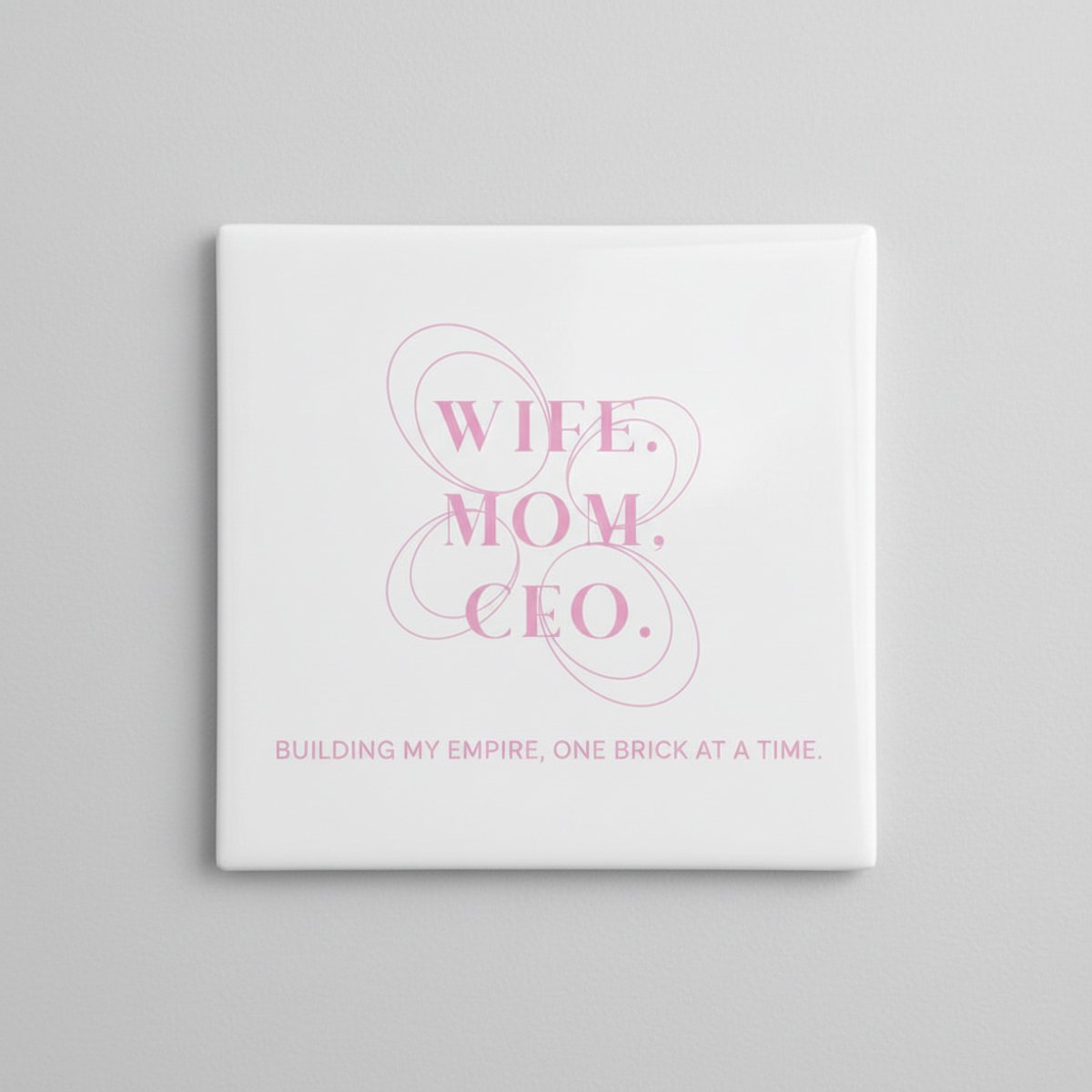 Empowerende Quote Keramische Tegel “Wife. Mom. CEO.” – Inspirerende Wanddecoratie voor Ste