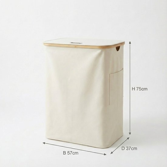 Crèmekleurige wasmand met bamboe rand en deksel, met afmetingen B 57cm, D 37cm, H 75cm.