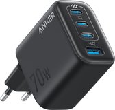 Een zwarte Anker 70W oplader met drie blauwe USB-C poorten en één blauwe USB-A poort.